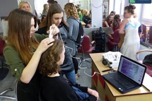 Uczniowie szkół gimnazjalnych na warsztatach fryzjerskich – Zawód TECHNIK USŁUG FRYZJERSKICH, FRYZJER