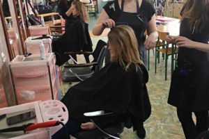 Uczniowie szkół gimnazjalnych na warsztatach fryzjerskich – Zawód TECHNIK USŁUG FRYZJERSKICH, FRYZJER